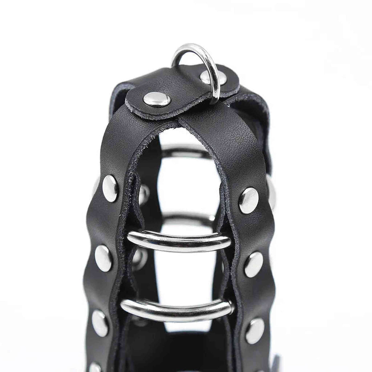 Dettaglio texture cuoio nero e anelli metallici gabbia castità