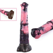Vista ravvicinata dildo fantasy Gightning in silicone rosa e nero con dettaglio base a zampa