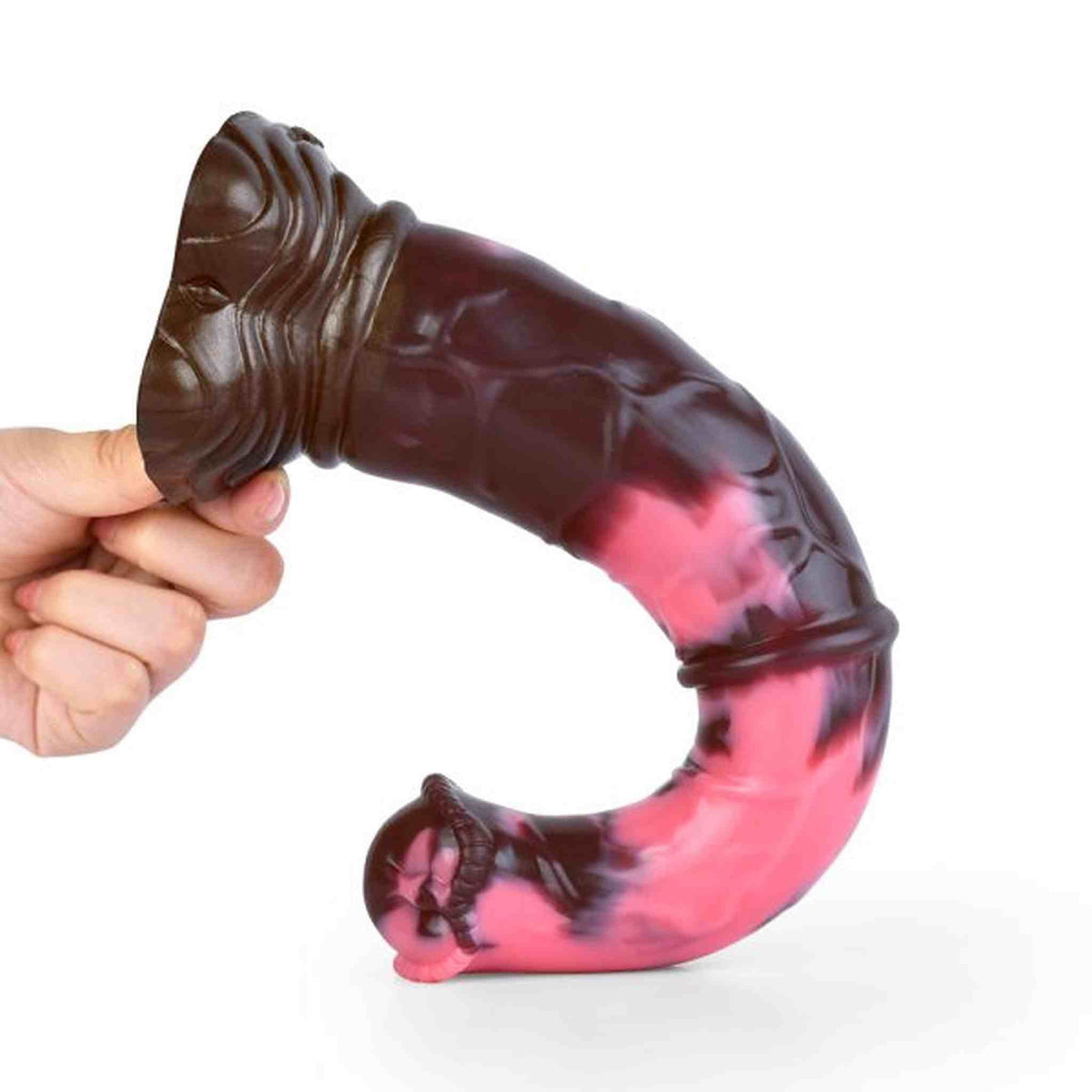 Dildo fantasy Gightning flessibile in silicone rosa e nero tenuto in mano per mostrare curvatura