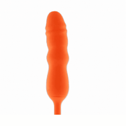 Dettaglio ravvicinato vibratore a spinta arancione silicone con base sottile e rilievi concentrici