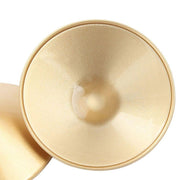 Vista ravvicinata interno copricapezzolo oro texture granulare