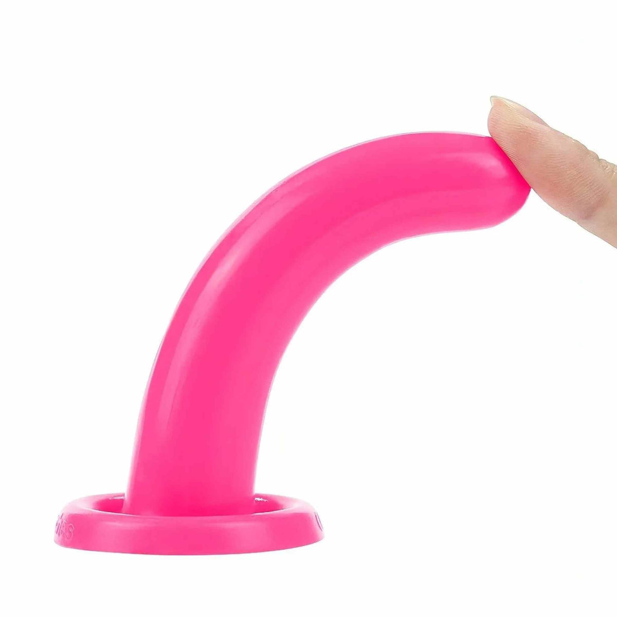 Mini dildo rosa acceso flessibile in silicone curvo mostrato con mano per morbidezza