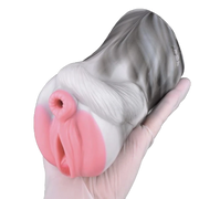 Toy masturbatore Horse Nana grigio chiaro in silicone tenuto in mano