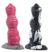 Confronto dildo rosa e modello marmorizzato nero-bianco entrambi a spirale