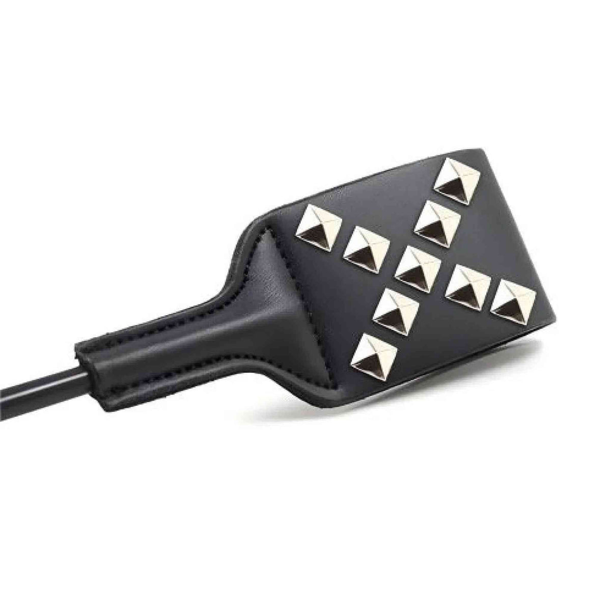 Testa frustino nera con borchie metalliche argento e cuciture visibili
