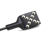 Testa frustino nera con borchie metalliche argento e cuciture visibili