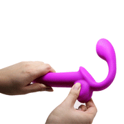 Dildo strapless viola acceso Kelpie mostrato con mani per evidenziare forma ergonomica e morbidezza