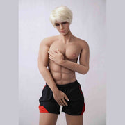 Bambola sessuale maschile Kevin 180 cm profilo muscoloso con pantaloncini neri