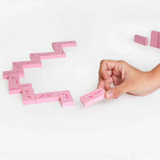Mano che tiene tessera domino erotico rosa simbolo posizione sessuale