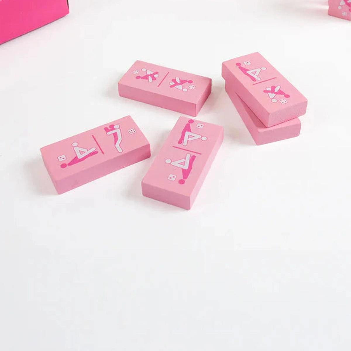 Tessere domino rosa chiaro simboli posizioni sessuali dettaglio ravvicinato