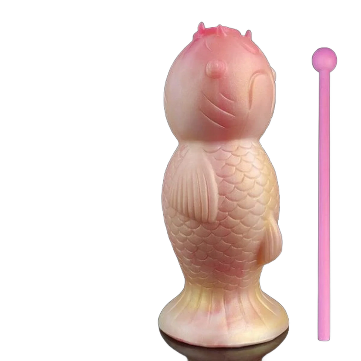 Statuetta pesce koi opaca rosa-gialla con bacchetta rosa su base scura