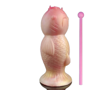 Statuetta pesce koi opaca rosa-gialla con bacchetta rosa su base scura