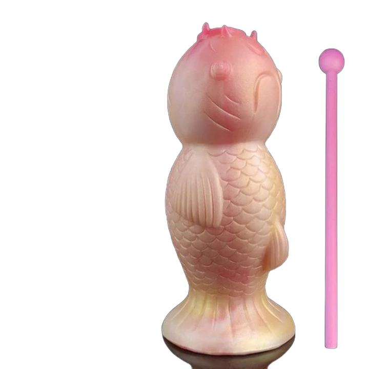 Statuetta pesce koi opaca rosa-gialla con bacchetta rosa su base scura