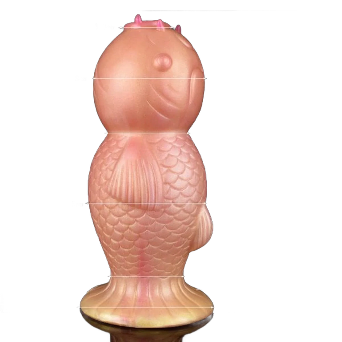 Statuetta pesce koi rosa iridescente con scaglie incise e base dorata