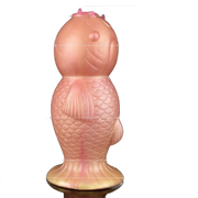 Statuetta pesce koi rosa iridescente con scaglie incise e base dorata