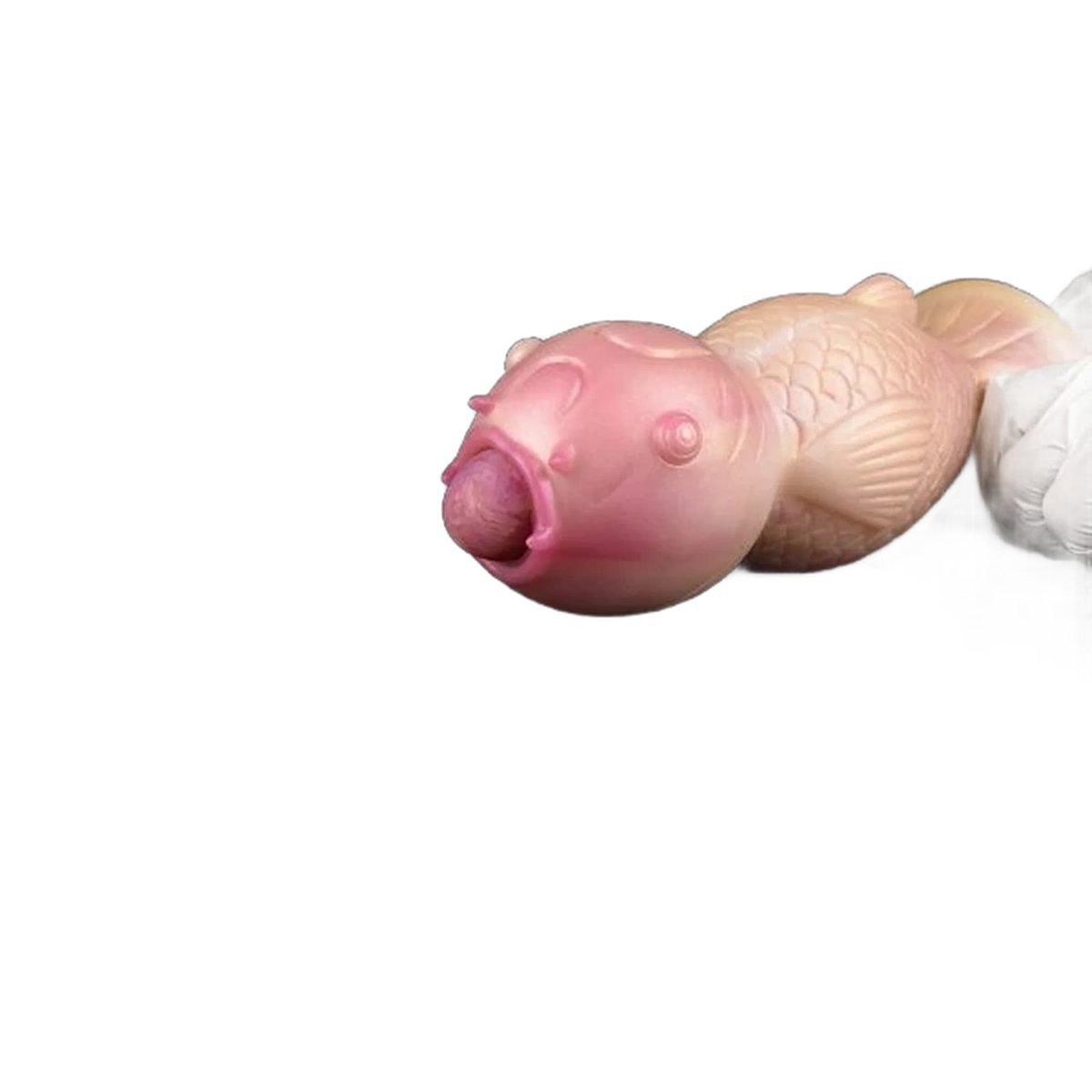 Profilo pesce koi rosa con lingua estesa e scaglie incise dettagliate