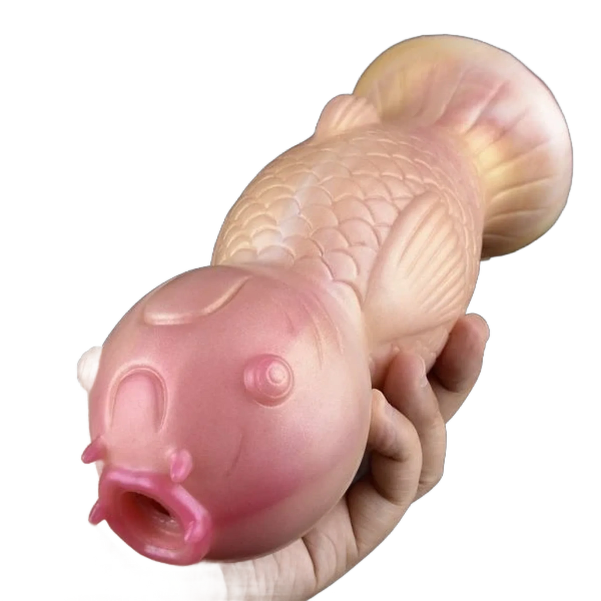 Pesce koi rosa lucido tenuto in mano con bocca aperta e baffi