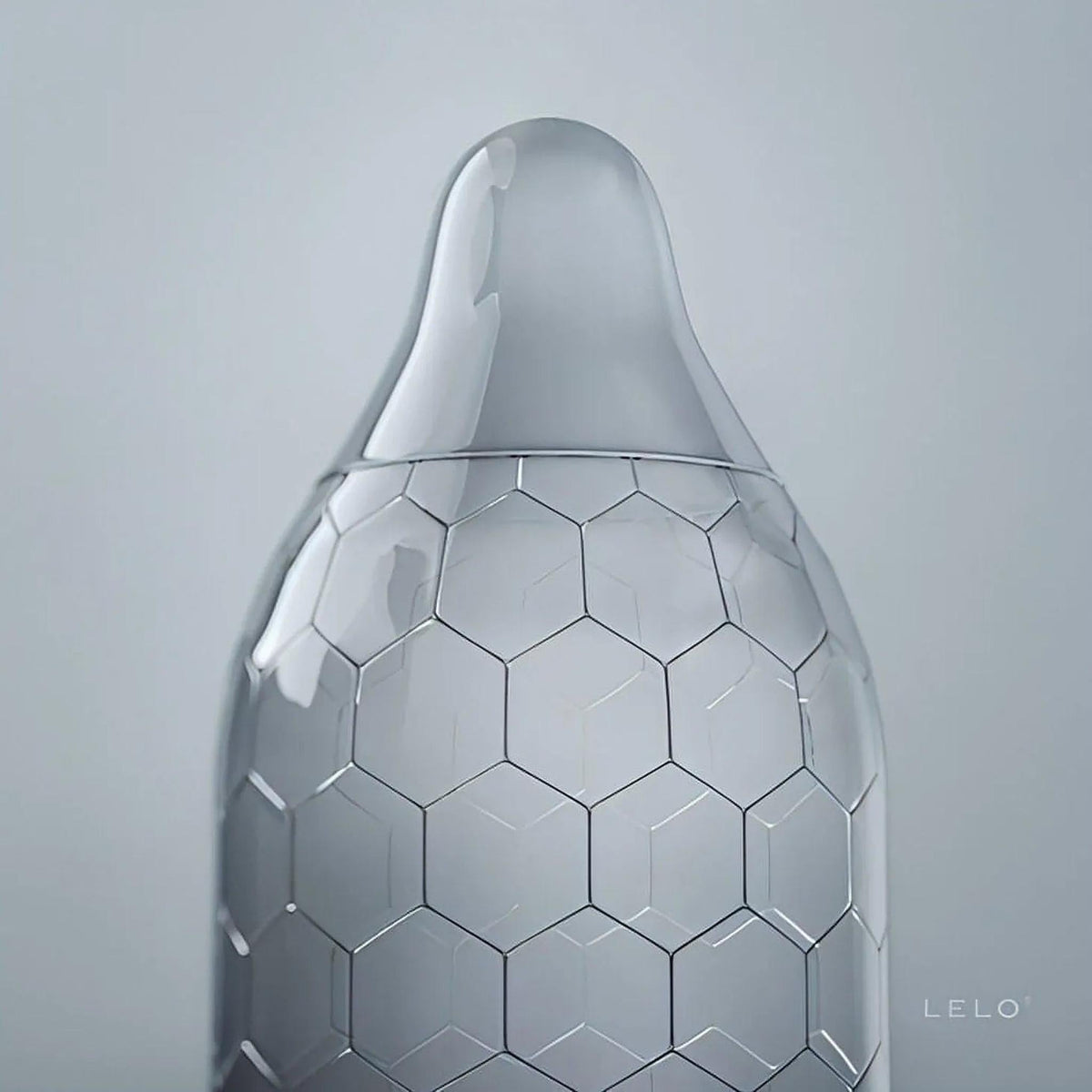 Primo piano superficie esterna liscia e interna strutturata del preservativo Lelo Hex XL