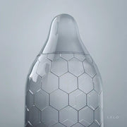 Primo piano superficie esterna liscia e interna strutturata del preservativo Lelo Hex XL