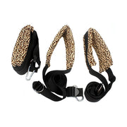 Vista completa altalena amore leopardata con anelli metallici e cinghie imbottite