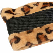 Dettaglio bordo imbottitura peluche leopardato su cinghia nera tessile