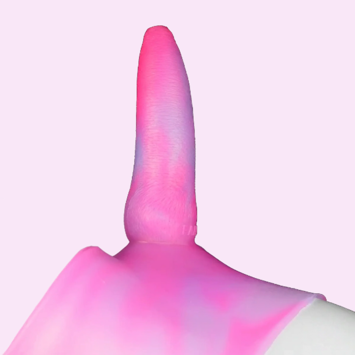 Dettaglio inserto pene in silicone texture pelle su pantaloncini rosa