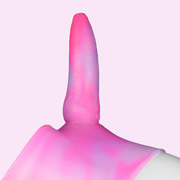 Dettaglio inserto pene in silicone texture pelle su pantaloncini rosa