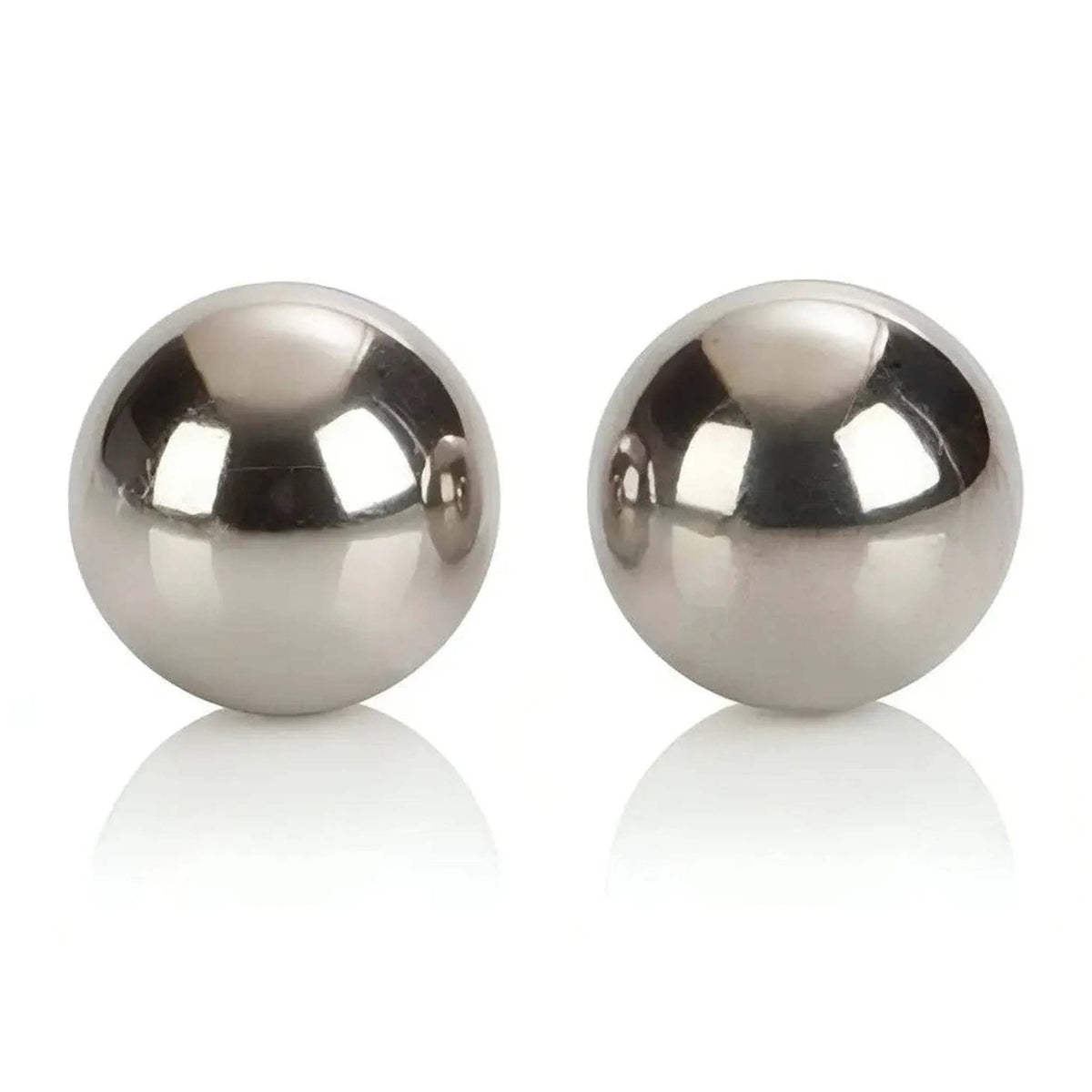 Sfere Kegel in metallo liscio su sfondo bianco