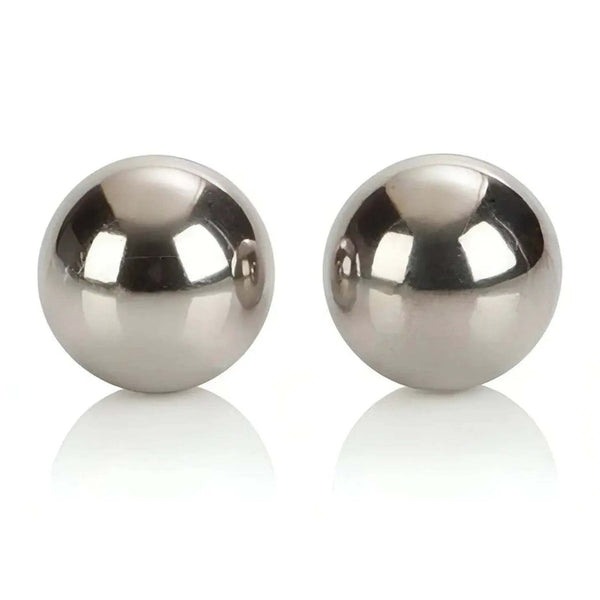 Sfere Kegel in metallo liscio su sfondo bianco