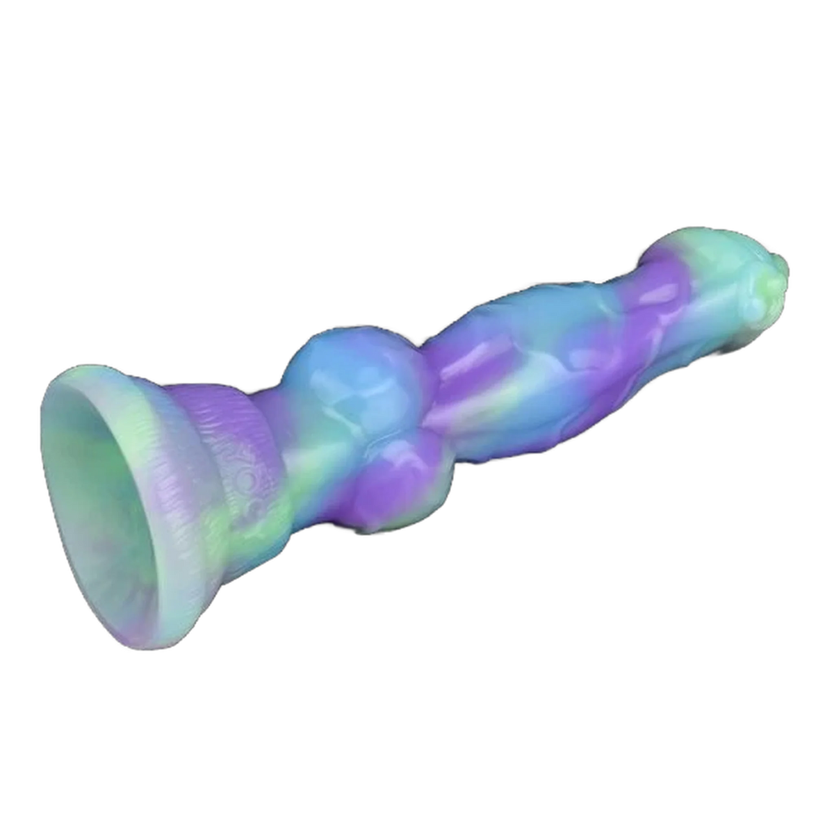 Dildo silicone ombreggiato viola blu verde chiaro posizionato diagonalmente con marchio inciso