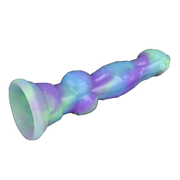 Dildo silicone ombreggiato viola blu verde chiaro posizionato diagonalmente con marchio inciso