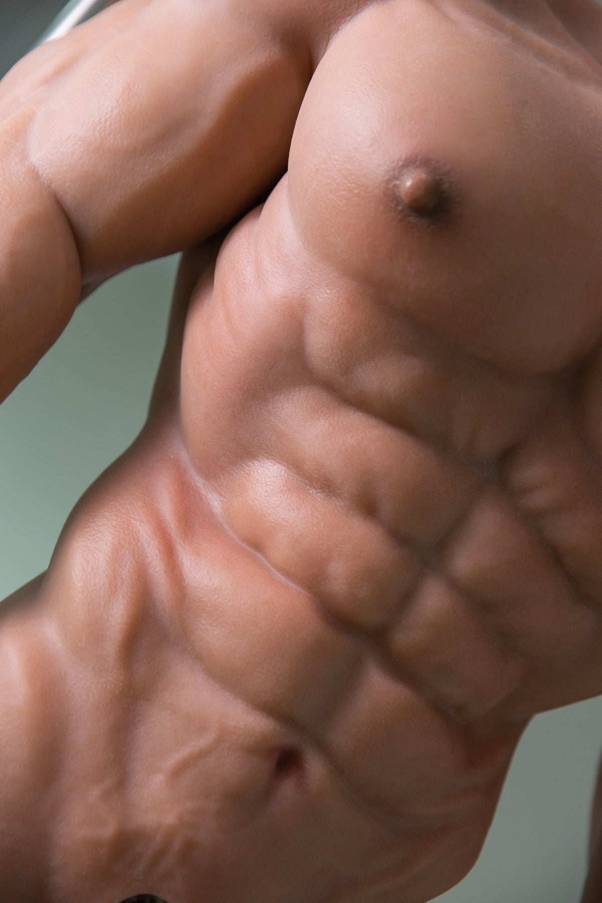 Dettaglio addominali six-pack e venature pelle manichino maschile GoReal
