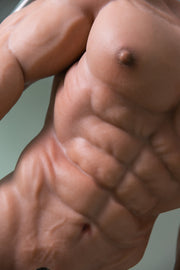 Dettaglio addominali six-pack e venature pelle manichino maschile GoReal