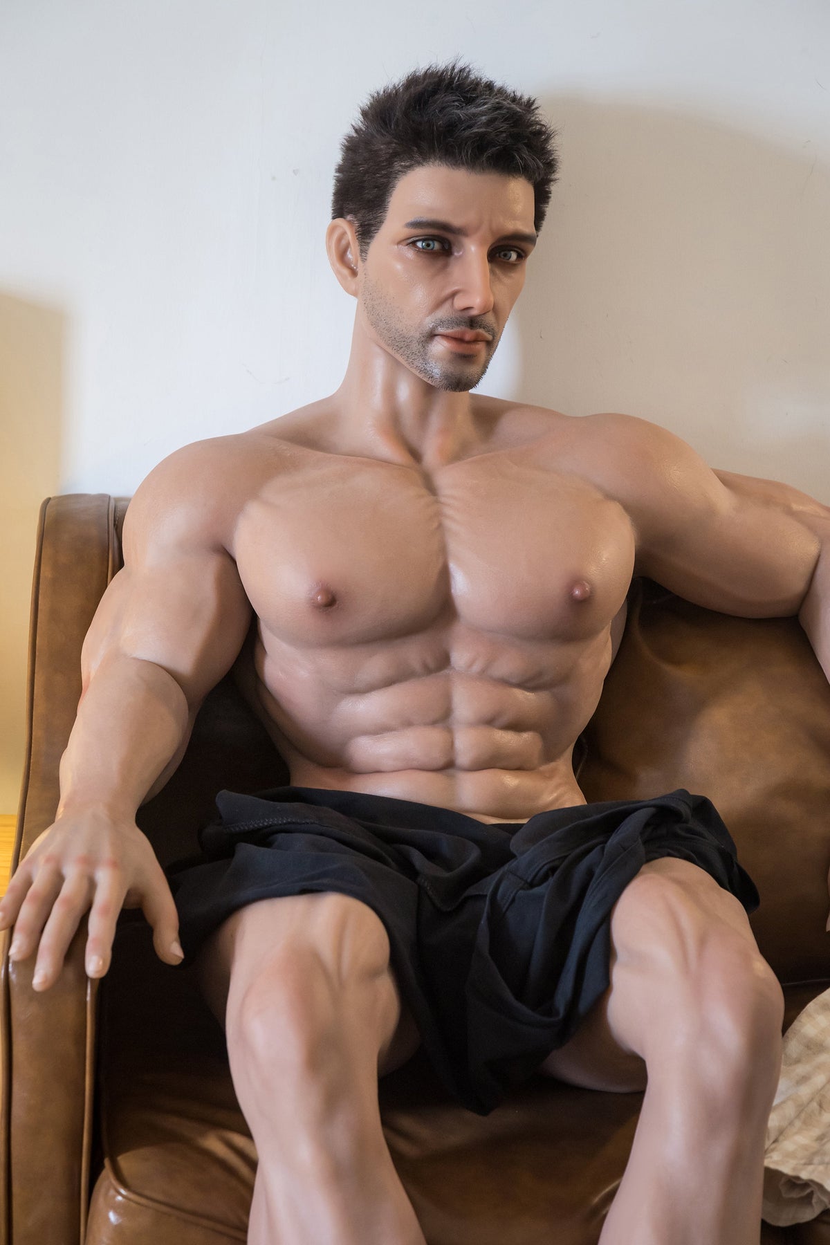 Doll realistico uomo poltrona pelle pantaloncini neri rilassato