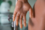 Primo piano mano sinistra manichino Real Doll con linee digitali visibili
