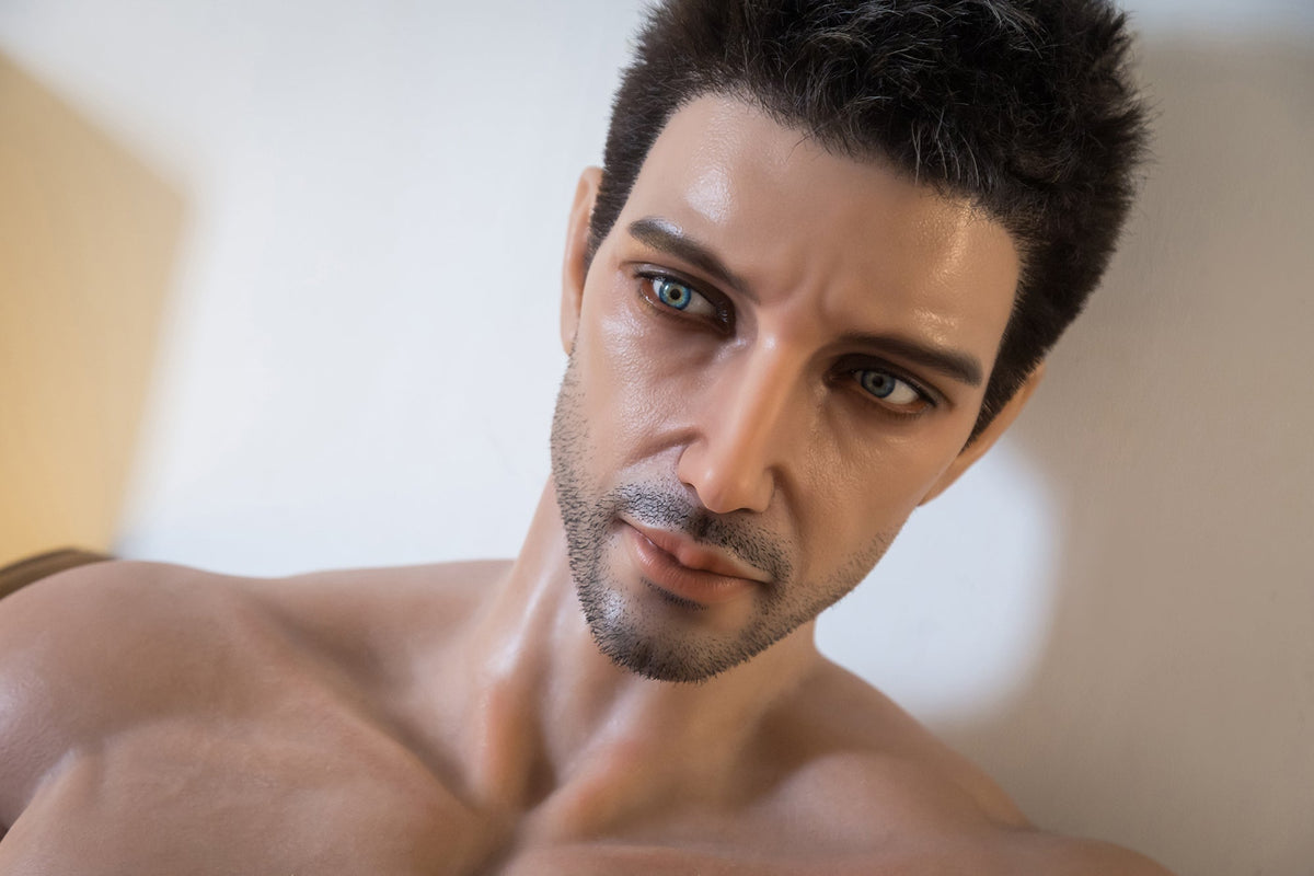 Ritratto volto manichino maschile Real Doll occhi azzurri e barba corta