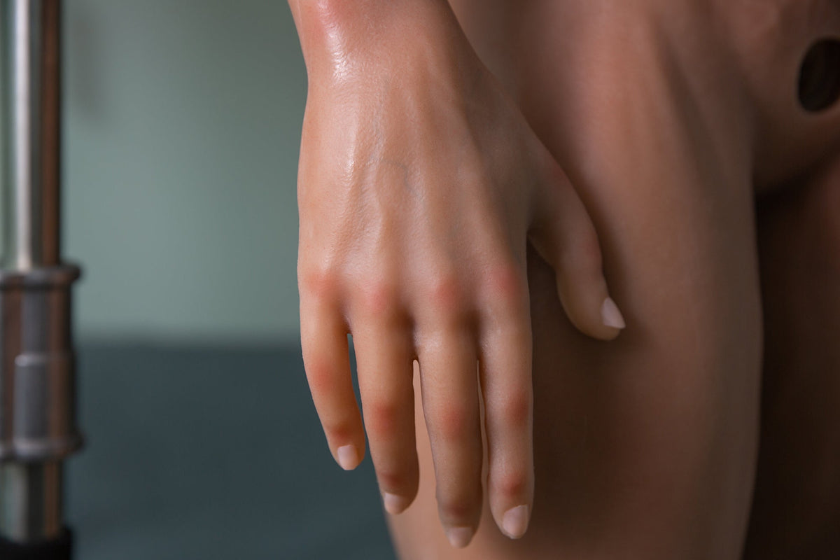 Dettaglio mano destra manichino maschile realistico vene e unghie naturali