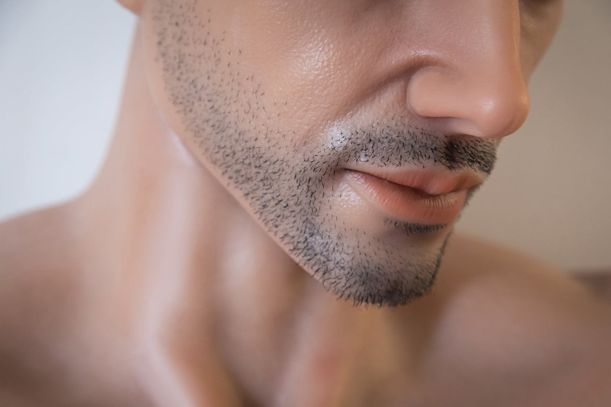 Volto primo piano manichino maschile realistico barba corta pelle liscia