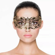 Maschera veneziana dorata con brillantini e motivi floreali indossata da donna