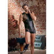 Playsuit aderente uomo nero con zip coscia destra e inserti rete in ambiente industriale