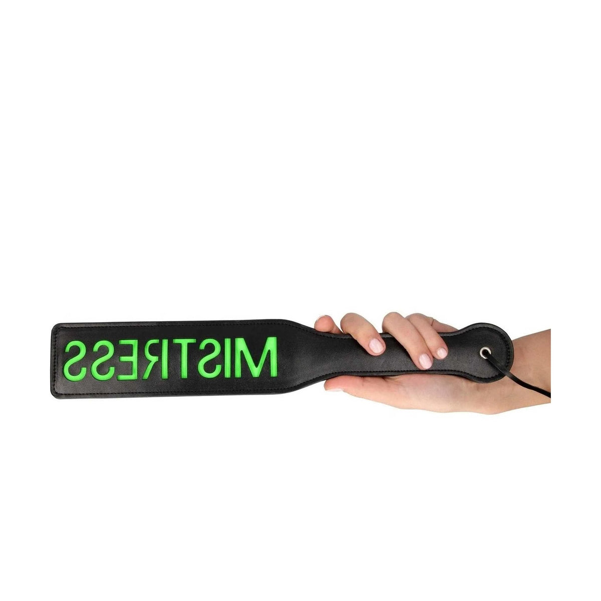 Mano femminile che impugna paddle BDSM nero con scritta verde neon