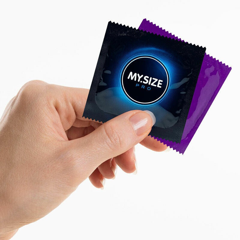 Mano femminile che tiene confezione singola profilattico My Size Pro nero misura 69