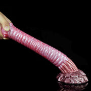 Dildo rosa opaco Srepnia con marchio YOCY inciso, tenuto in diagonale