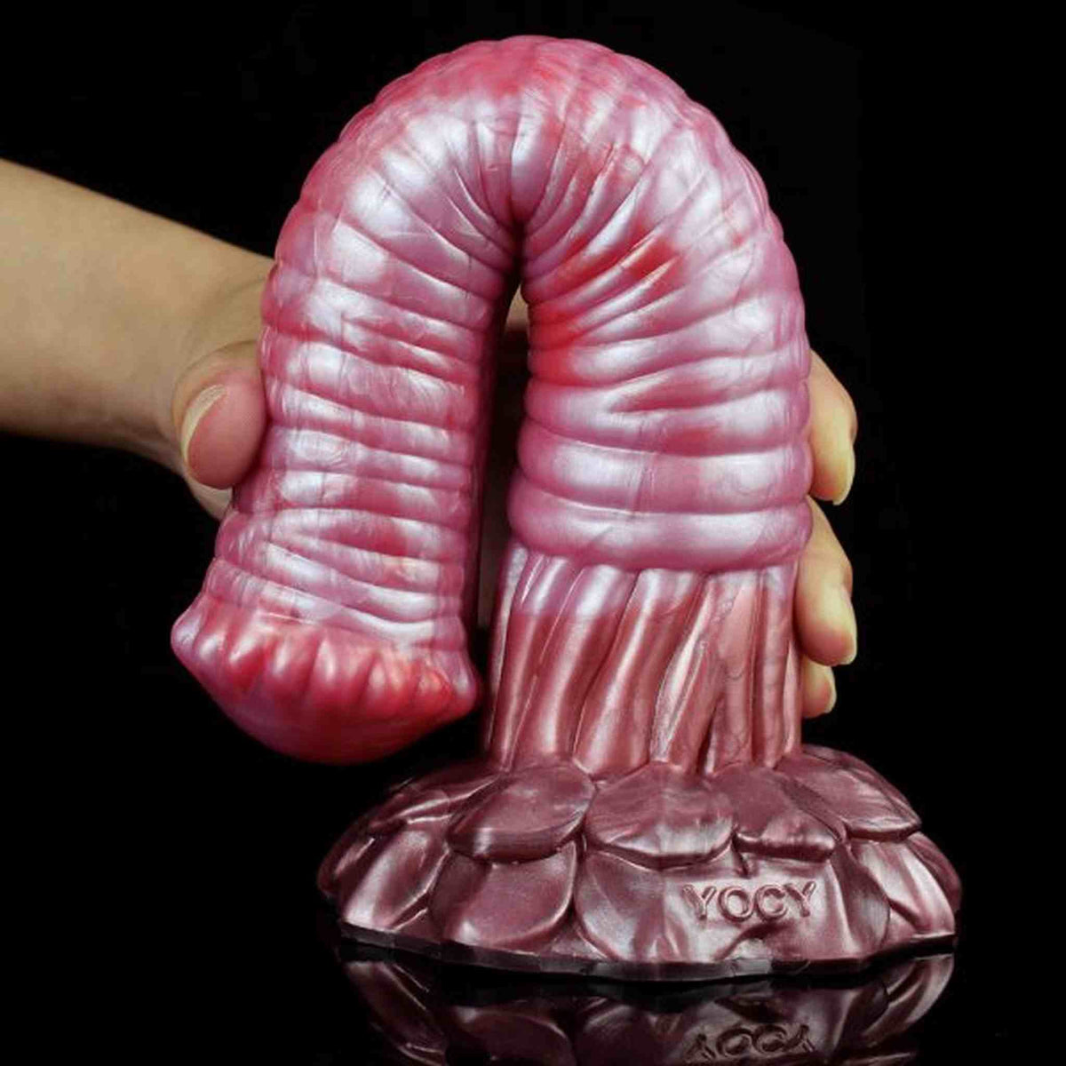 Dildo rosa curvo Srepnia texture ondulata, base YOCY tenuta da due mani