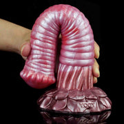 Dildo rosa curvo Srepnia texture ondulata, base YOCY tenuta da due mani