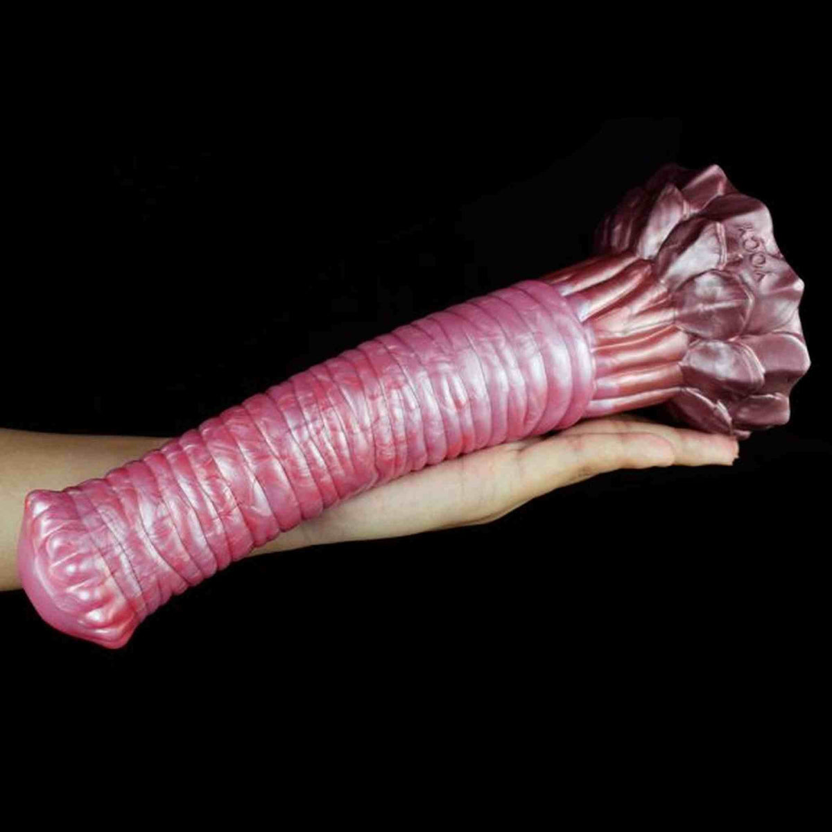 Dildo rosa Srepnia lucido con righe orizzontali, base floreale con logo YOCY