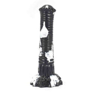 Dildo nero Srepnia con macchie marbled bianche, superficie lucida e base floreale