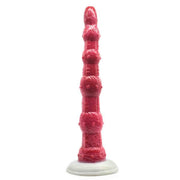Dildo rosso marbled Optimus Kiara verticale su base bianca con incisioni geometriche