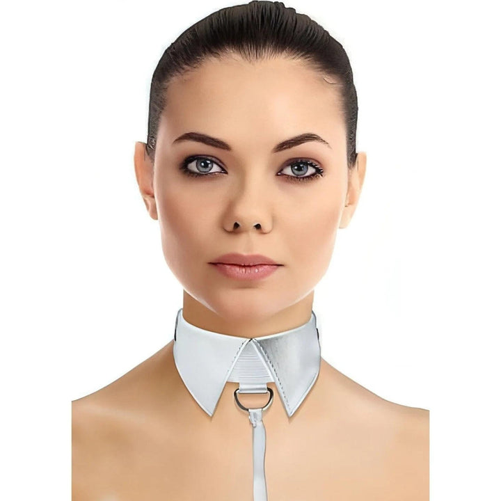 Modella indossa collare a colletto camicia bianco lucido con guinzaglio