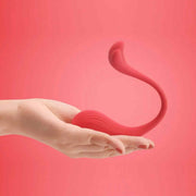 Mano femminile che tiene ovulo rosso ergonomico a forma di C